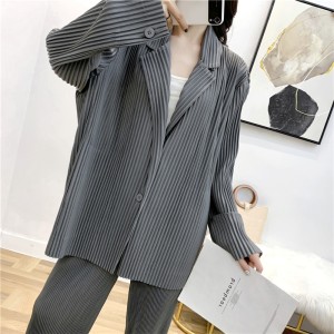 Autumn and winter new products with loose temperament, oversized long sleeved pleated suit jacket for women