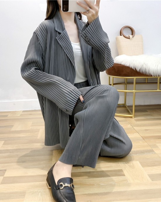 Autumn and winter new products with loose temperament, oversized long sleeved pleated suit jacket for women